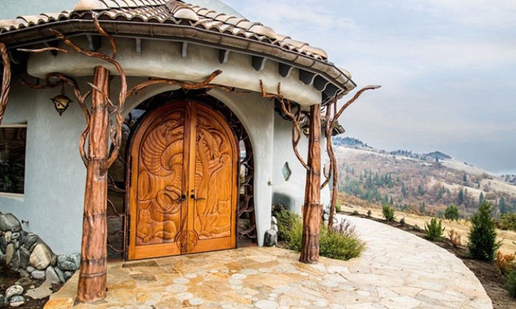 Om gasten te verwelkomen is er een majestueuze houten deur ingelegd, omlijst door twee kolommen: alleen de deur al vereiste anderhalf jaar werk!