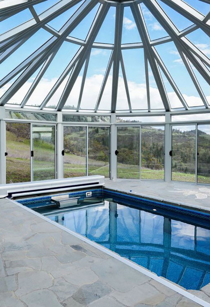 Afzonderlijk van het huis gebouwd, wordt het zwembad ook verwarmd door het gebruik van geothermische energie.