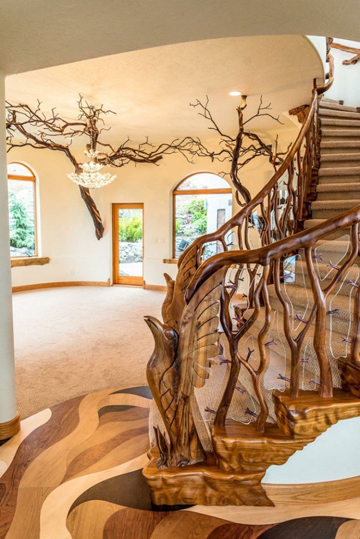 It is impossible not to notice the details of the staircase. There are two birds with large wings that invite you to climb the stairs, while tree branches act as handrails.
