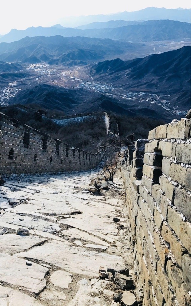 Um pedaço abandonado da Grande Muralha da China.