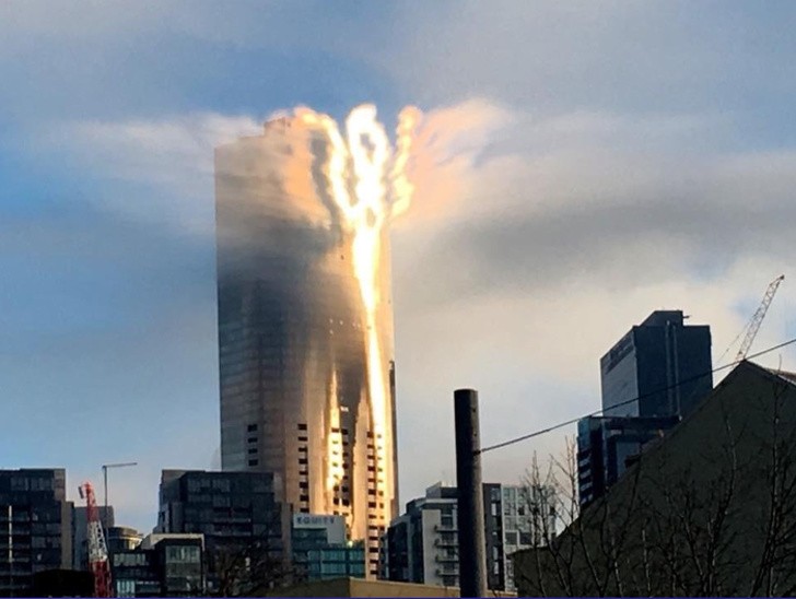 Die Spiegelung der Sonne auf einem Gebäude in Melbourne, Australien. 
