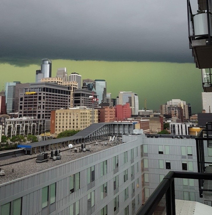 Ein Sturm zieht auf und der Himmel färbt sich grün.