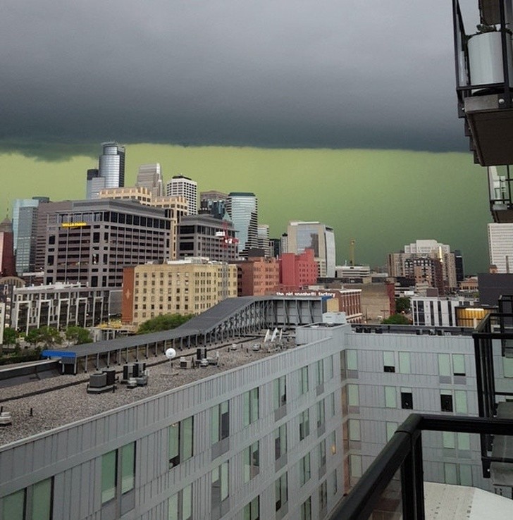 La tempesta è in arrivo e il cielo si dipinge di verde.