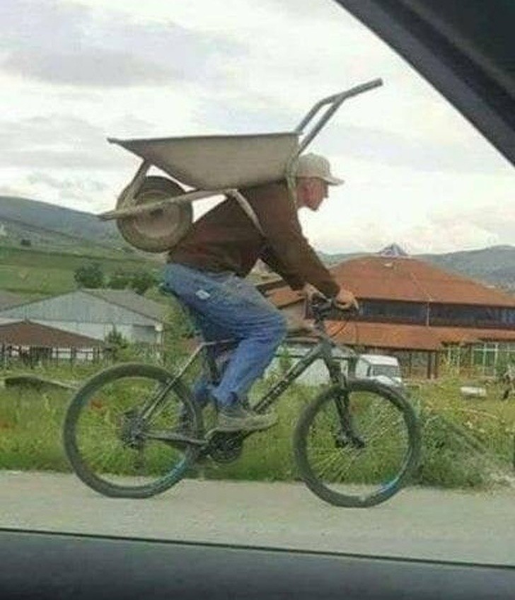 11. El abuelo va al trabajo en bici. Si, con todos las herramientas.
