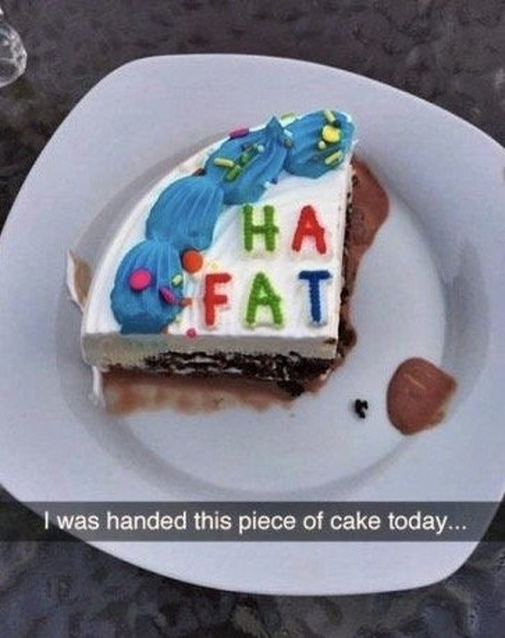 7. Les lettres de ce gâteau semblent me taquiner sur le fait que j'ai quelques kilos en trop.