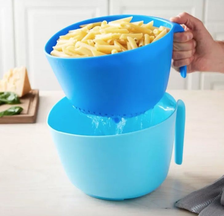 1. One set of containers to rinse fruits and vegetables, but also to drain the pasta