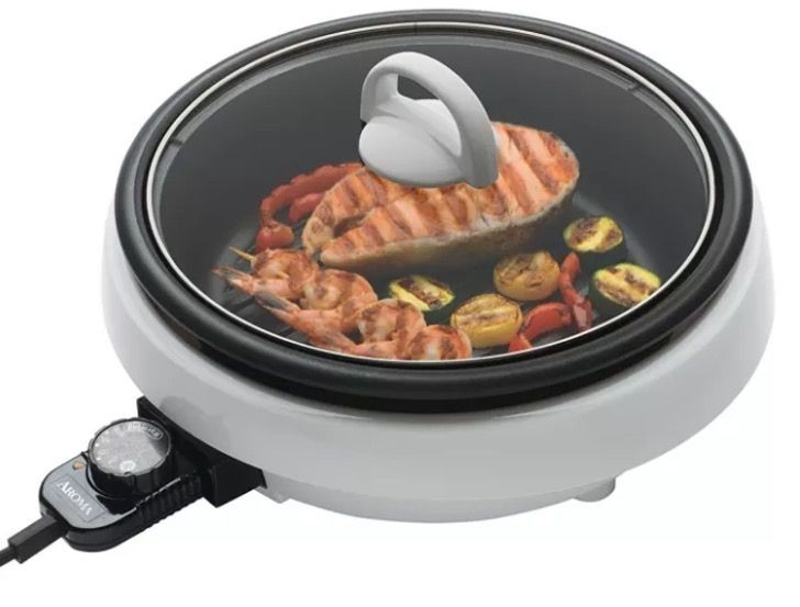 10. Une super casserole électrique idéale pour griller, cuire lentement, cuire à la vapeur, bouillir et servir.