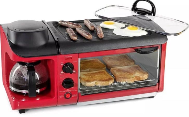 12. Réveil parfait avec cet appareil pour le petit-déjeuner : cafetière, grille-pain, minuterie de 30 minutes, plateau coulissant et plaque anti-adhésive.