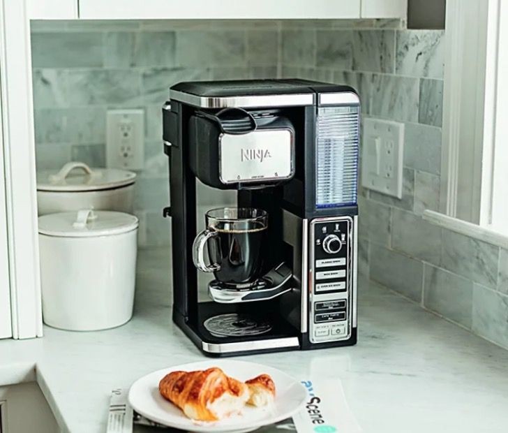 5. Dispositif pour préparer non seulement du café et du cappuccino, mais aussi de la crème glacée et du yaourt.