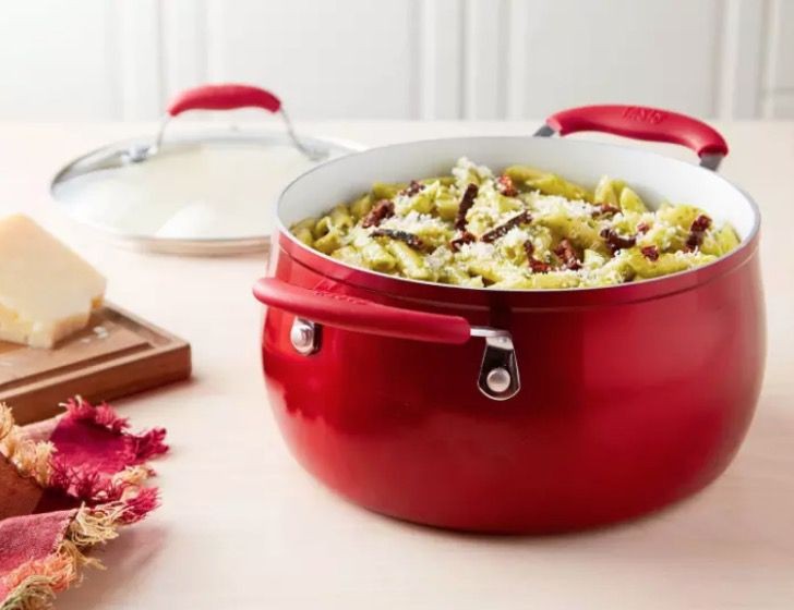 8. Une casserole en fonte et titane idéale pour tous les types de cuisson - ragoûts, rôtis, fritures, plats au four.
