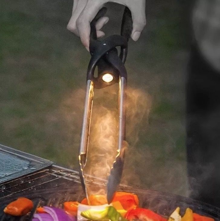9. Six outils de barbecue en un : pince extensible, spatule, couteau dentelé, lampe de poche amovible, décapsuleur et grattoir à grillades.