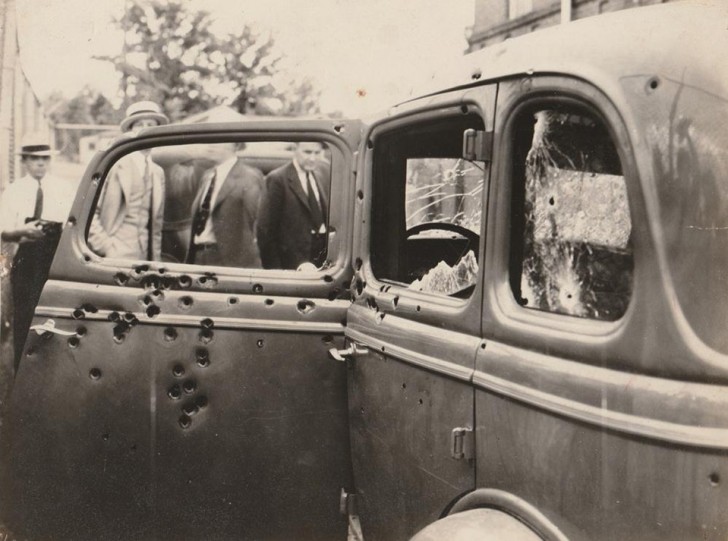 La Ford V8 della coppia criminale Bonnie e Clyde crivellata di colpi, 1934.
