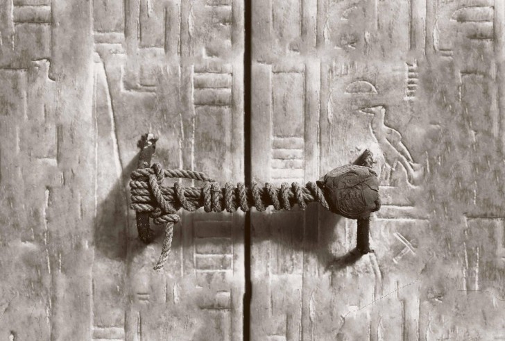 Il sigillo antico di 3245 anni sulla tomba di Tutankhamon prima che venisse rotto, 1922.