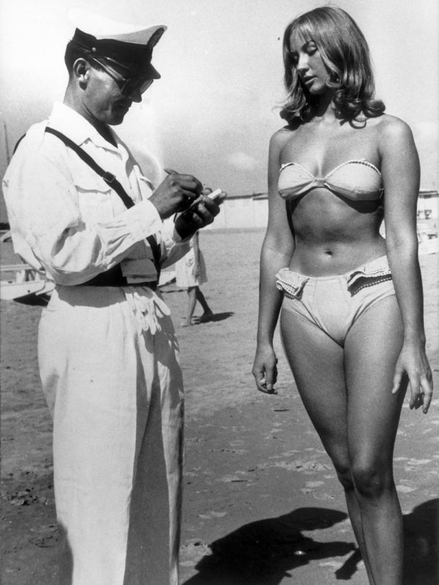 Una donna viene multata per indossare un bikini sulla spiaggia di Rimini, 1957.