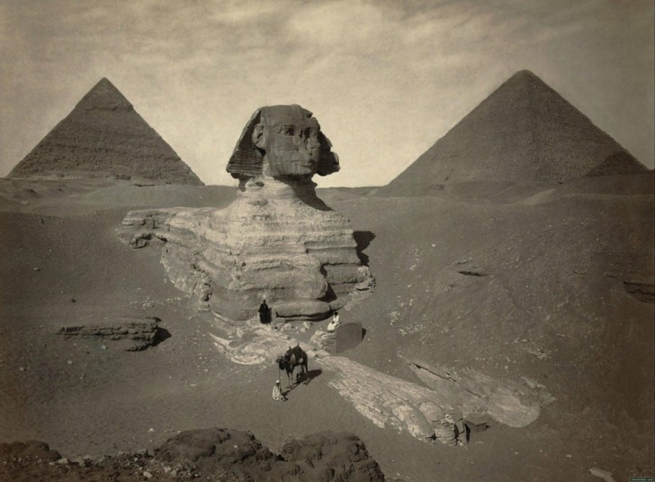 Le sphinx de Gizeh ne sort que partiellement du sable, vers 1860.