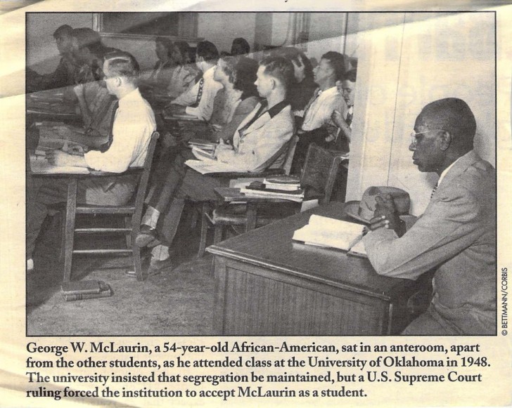 George McLaurin, il primo studente afro-americano ammesso all'Università dell'Oklahoma, obbligato a sedere ad un banco separato dal resto della classe, 1948.
