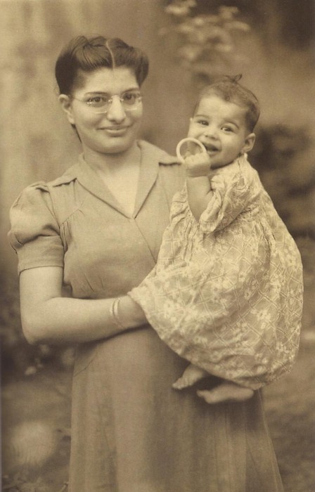 Freddie Mercury in braccio alla madre di origine parsi, 1947