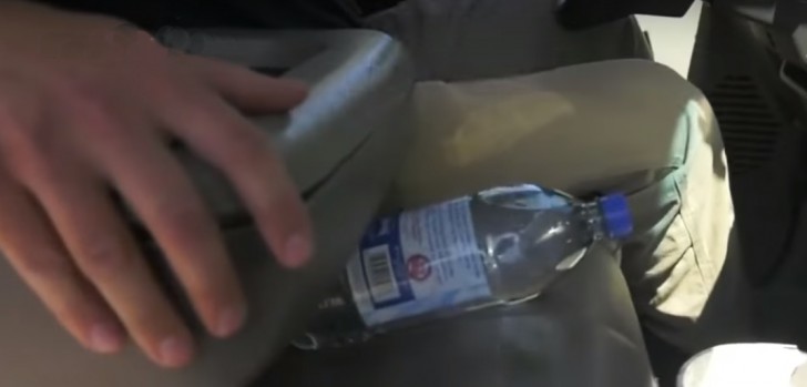 Le bottiglie d'acqua lasciate sui sedili dell'auto possono costituire un principio di incendio.