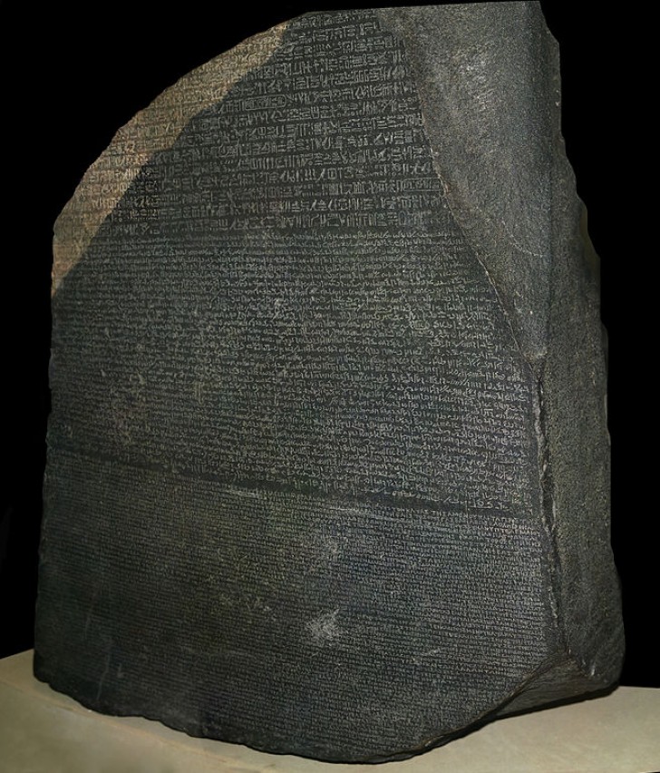 La pierre de Rosette, utilisée comme stèle pour la construction d'un édifice à Rosette.