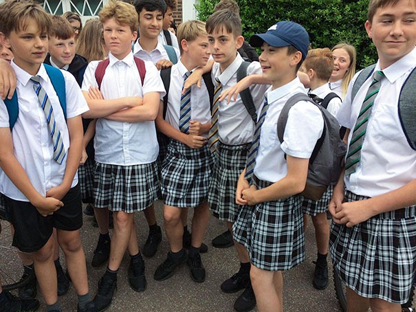 11. De instelling verplicht het hele jaar door uniformen en de mannen moeten zelfs in de zomer een lange broek dragen. Dit is het resultaat.