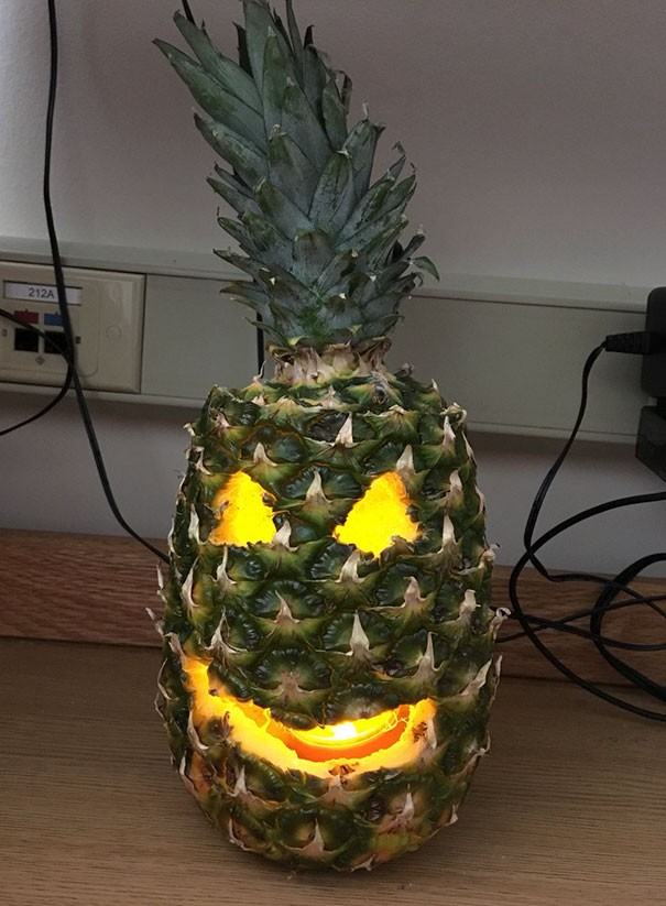 8. In den Räumlichkeiten der Universität werden keine Halloween-Kürbisse hergestellt. Zum Glück gibt es Ananas.