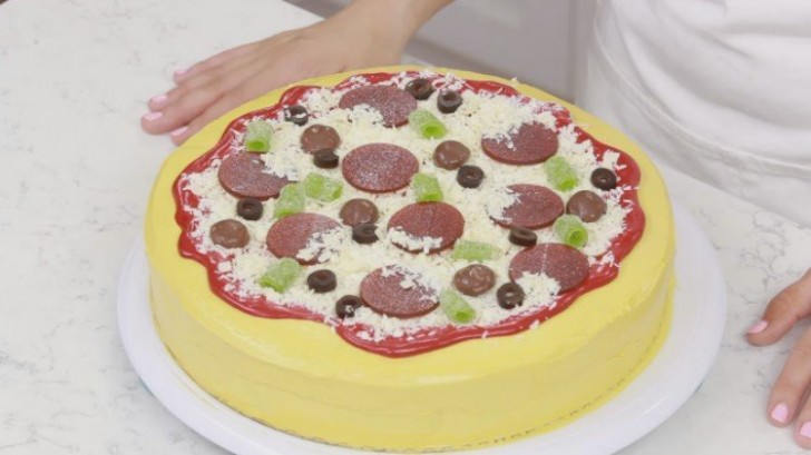 
Un gâteau en forme de pizza - c'est un choix bizarre !