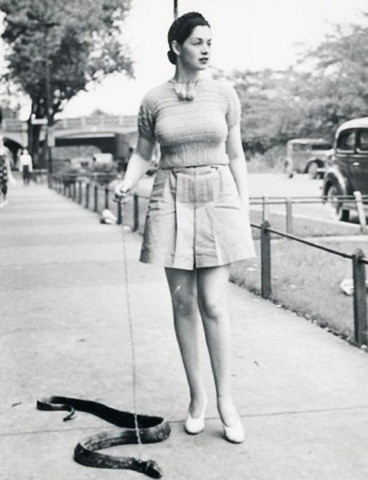 1. Zorita, diva du burlesque, promène son serpent domestique, 1930.