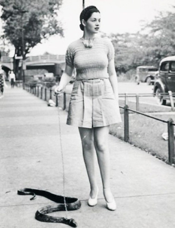 1. Zorita, diva del burlesque, porta a spasso il suo serpente domestico, 1930.