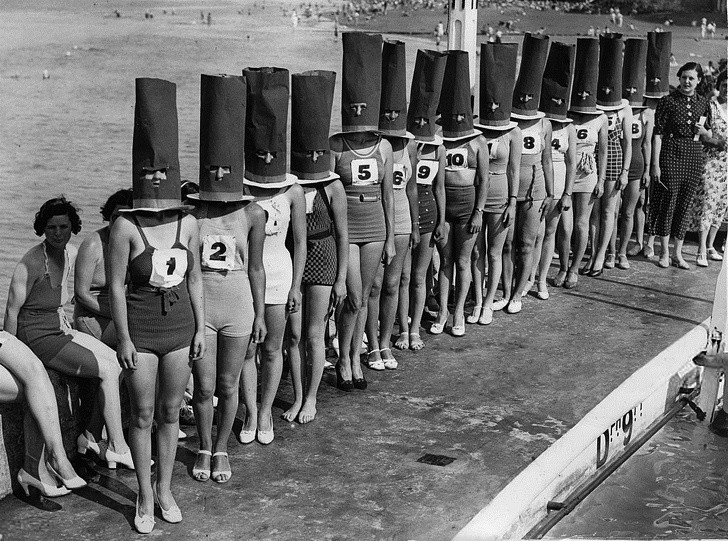 10. Schönheitswettbewerb für Beine bei bedecktem Gesicht, England, 1936.