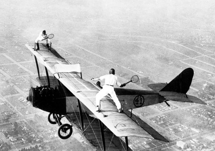 11. Stuntmen tun so als würden sie auf den Flügeln eines Flugzeugs Tennis spielen, 1923.