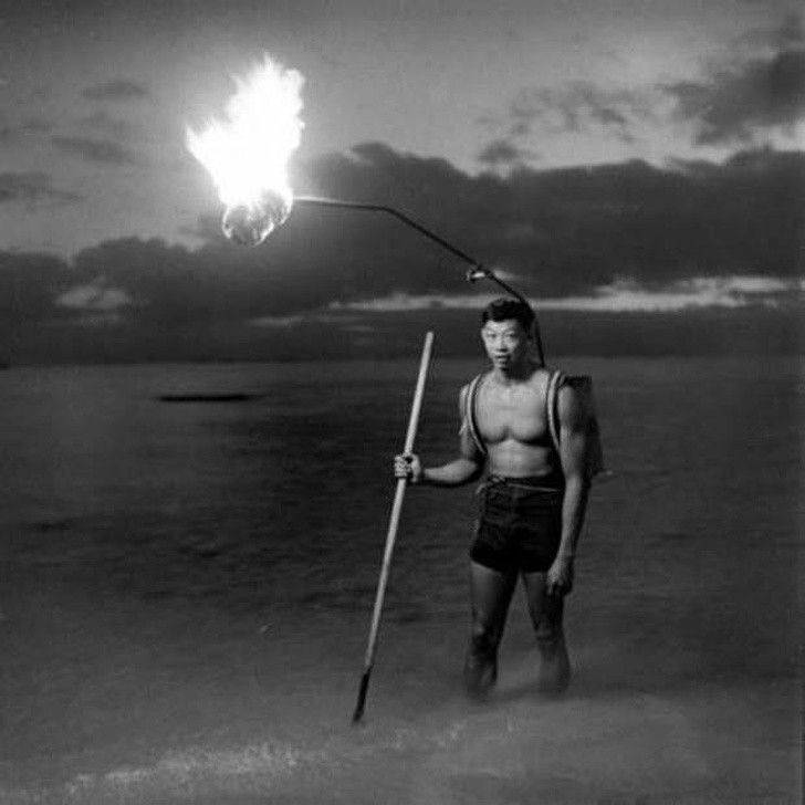 14. Ausrüstung für das Nachtangeln, Hawaii, 1948.