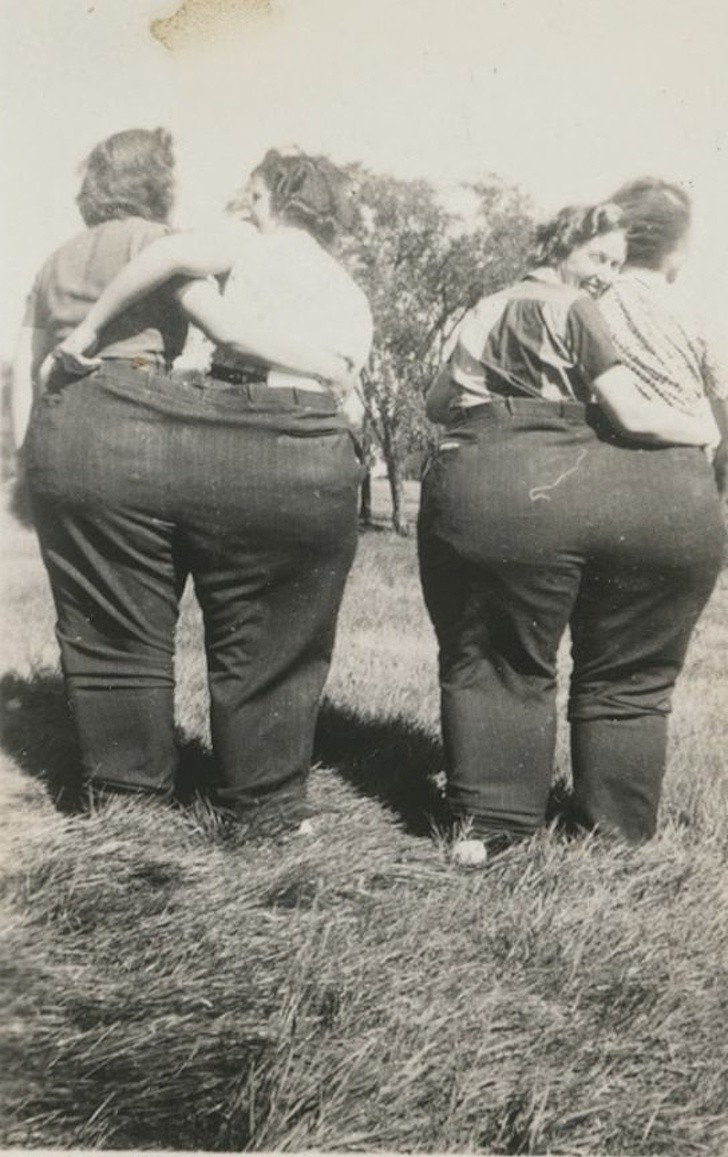 20. Frauenpaare in riesigen Hosen, USA, 1933.