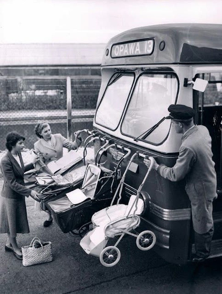 6. So hängte man die Kinderwägen am Autobus auf in Neuseeland in den 50er Jahren.