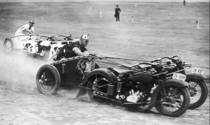 7. Course de chars tirés par des motos, Australi, 1936.