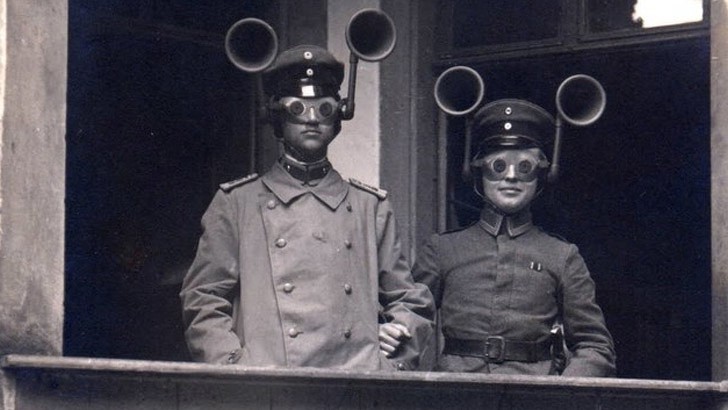 8. Diese Helme sollten das Hören verbessern um sich gegen feindliche Bombardements während des ersten Weltkriegs zu schützen.