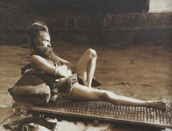 9. Ein Fakir auf einem Nagelteppich, 1907.