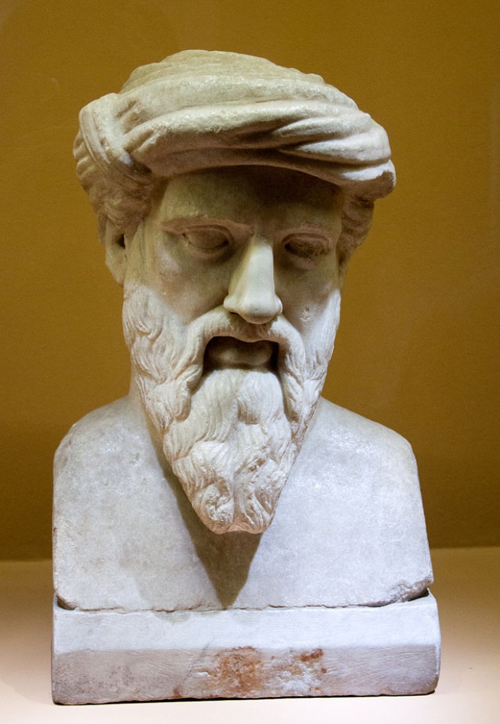 Die Legende besagt, dass Pythagoras den Becher geschaffen hat, um seinen Mitbürgern von Samos, der Insel, auf der der Philosoph geboren wurde, eine Lektion zu erteilen.