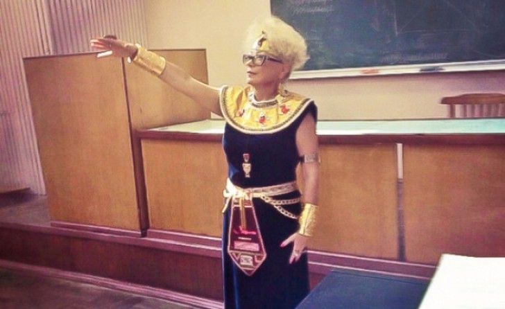 17. Ad ogni lezione, questa professoressa indossa i panni del personaggio storico che andrà a spiegare... Chi introdurrà oggi?