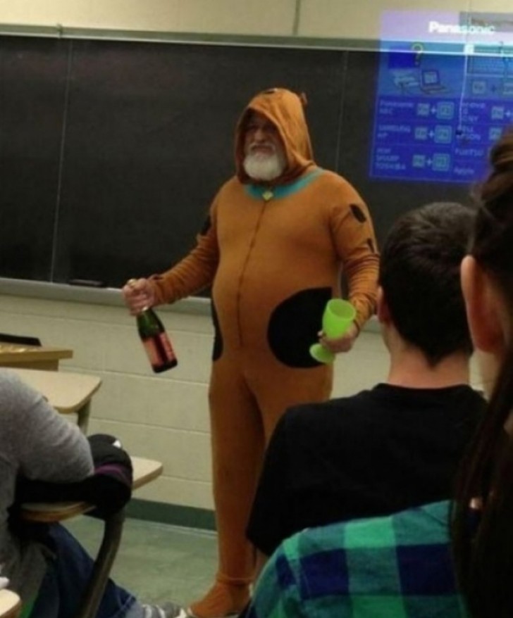 20. Él había prometido que si toda la clase había recibido las mejores calificaciones, estaría vestido como Scooby-Doo y con una botella de champán sin alcohol. Él mantuvo su promesa.
