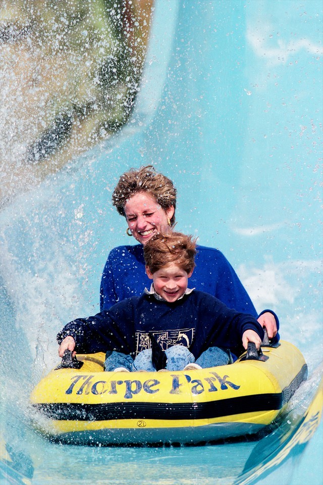 11. Lady Diana und ihr Sohn, Prinz Harry, in einem Wasserpark im Jahr 1992.