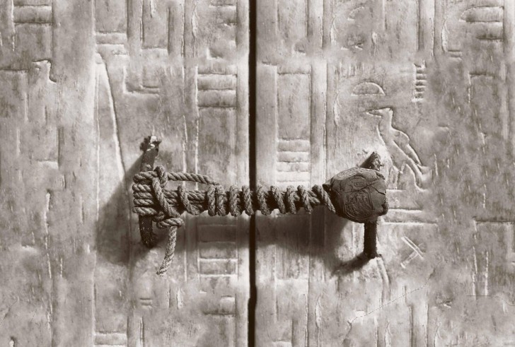 14. Le sceau sur le tombeau de Toutankhamon peu de temps avant qu'il ne soit brisé en 1922. Il était là depuis plus de trois mille ans.