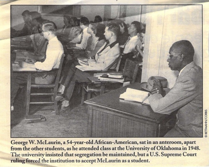 18. George McLaurin, de eerste Afro-Amerikaanse student die is toegelaten tot de Universiteit van Oklahoma, zit apart van de anderen, 1948.