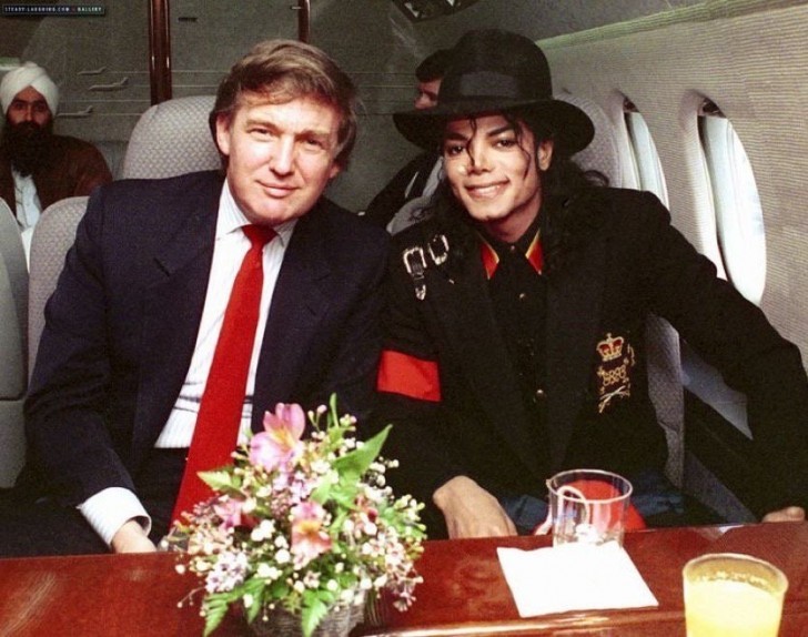 2. Donald Trump y Micheal Jackson sobre un jet privado en 1989.