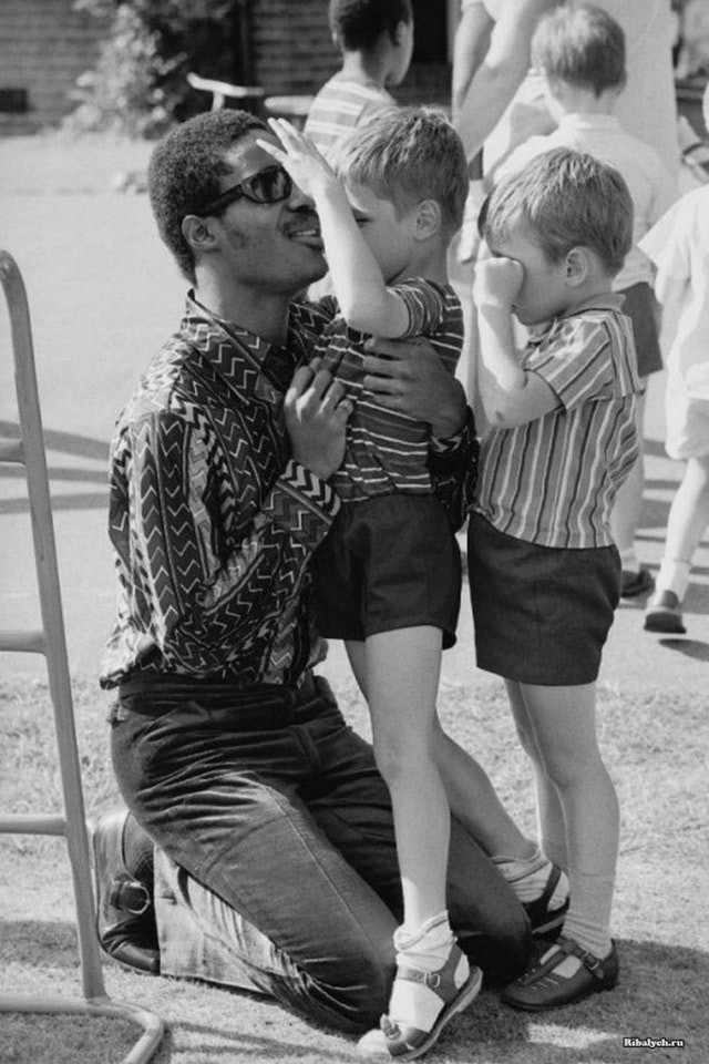 3. Stevie Wonder visits a school for blind children in 1970.