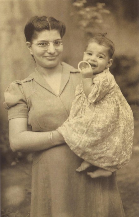 6. Freddy Mercury i famnen på sin mamma av indiskt ursprung 1947.