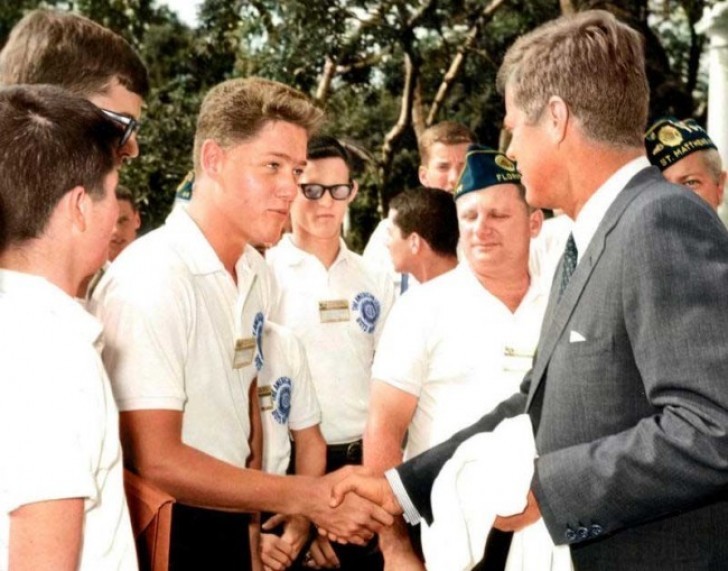 8. Een jonge Bill Clinton schudt de hand van John Fitzgerald Kennedy, 1963.