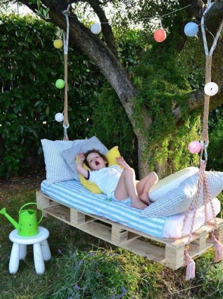11. A wooden pallet platform swing that is great for taking a nap!