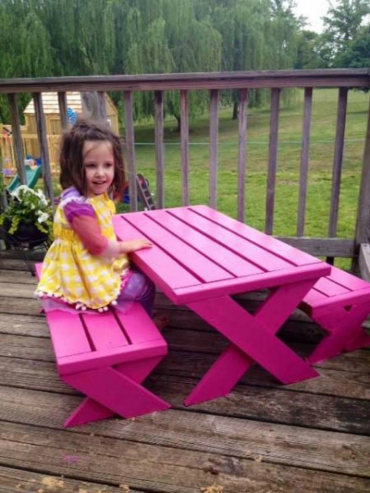 16. A wooden pallet picnic table for kids