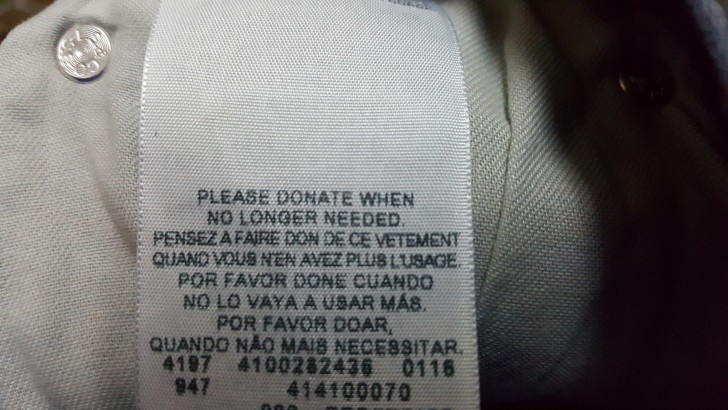 4. L'étiquette de ces pantalons vous invite à les donner aux nécessiteux au lieu de les jeter.
