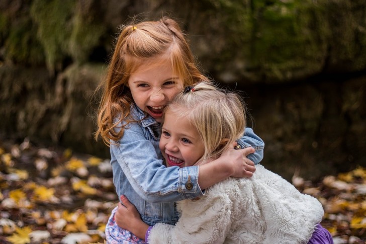 Quali sono i benefici del crescere con una sorella?